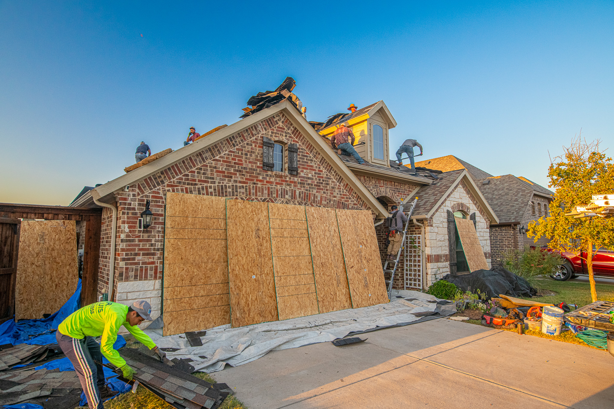 Dallas Fort Worth Roofer Roofers in North Texas replacing shingles